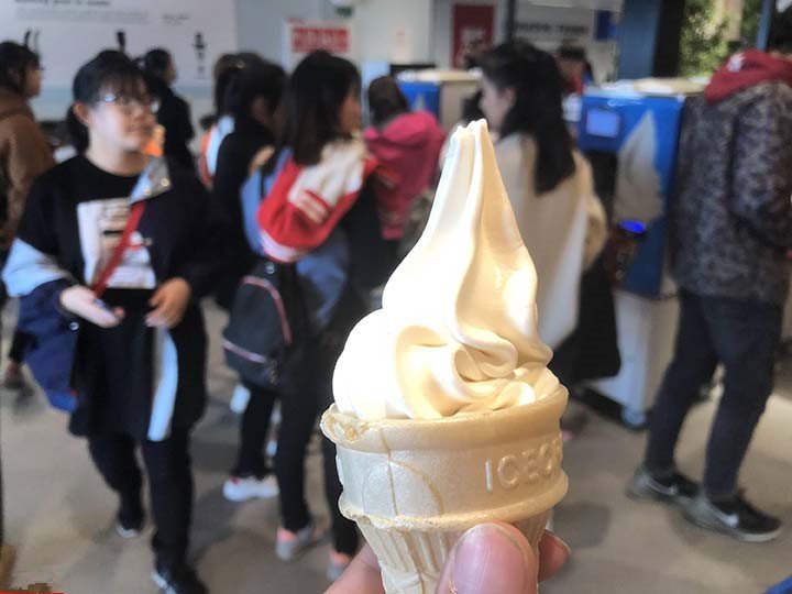 people are buying ice cream